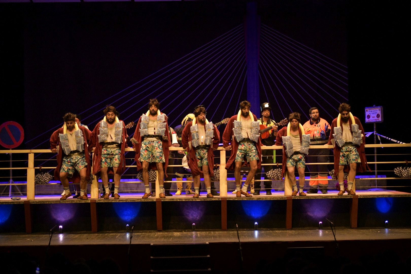 Actuación de la murga Los Camballotas, que van de suicidas en el Puente Real, el primer día de preliminares del Concurso de Murgas del Carnaval de Badajoz 2025