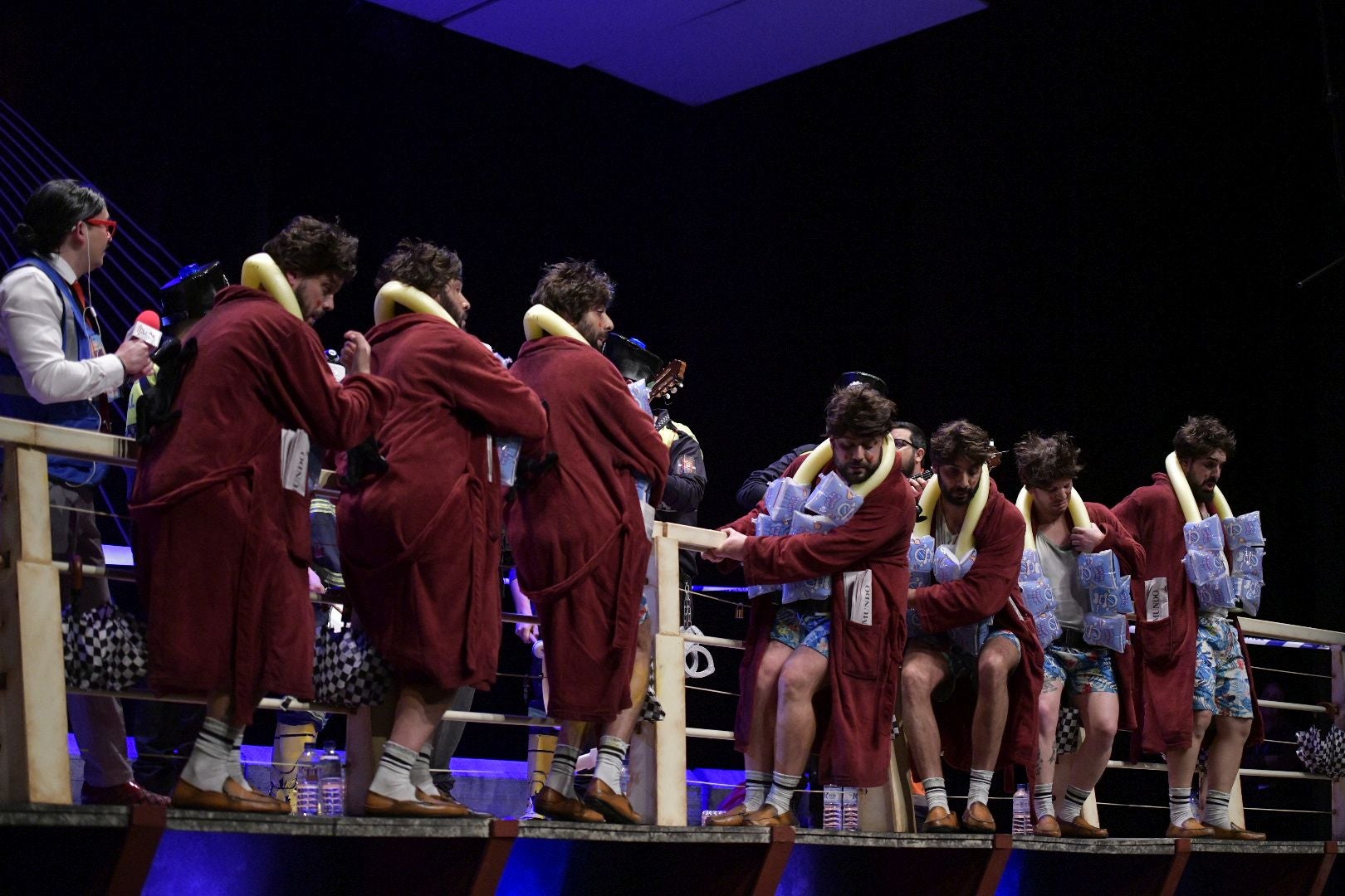 Actuación de la murga Los Camballotas, que van de suicidas en el Puente Real, el primer día de preliminares del Concurso de Murgas del Carnaval de Badajoz 2025