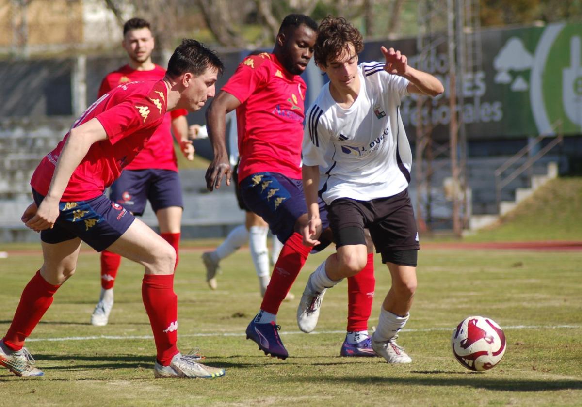 Una acción del partido entre la UP Plasencia y el Montehermoso.