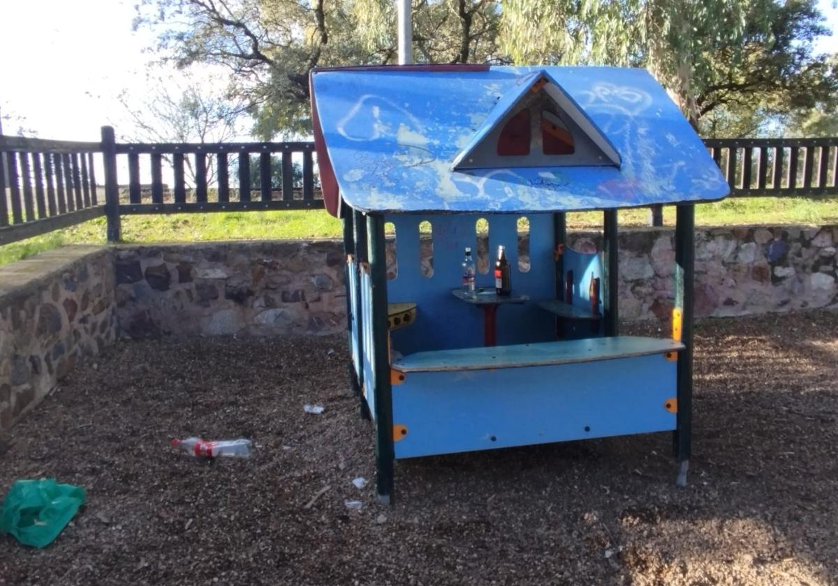 Restos de bebidas en una zona infantil.