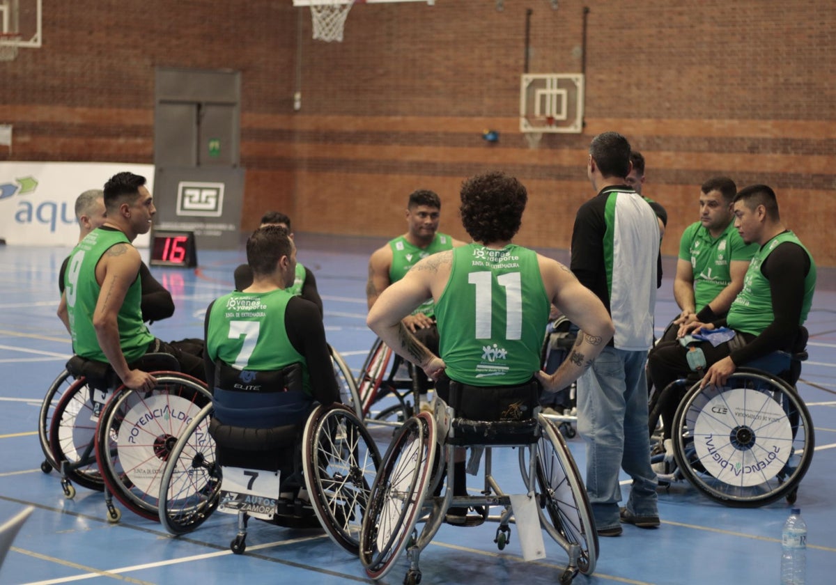 La plantilla del Mideba recibe instrucciones durante un entrenamiento de esta temporada.