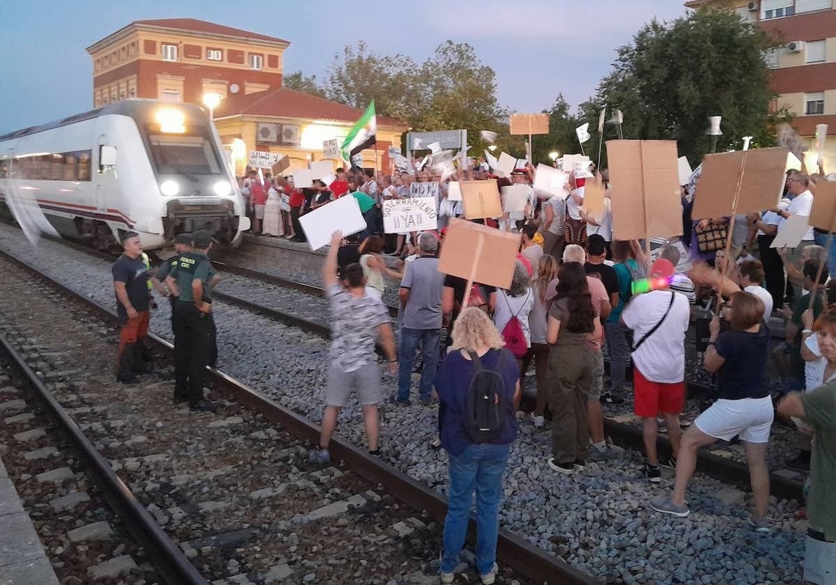 Llegan a juicio las ocho multas de 601 euros por parar el tren en Navalmoral