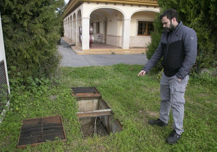 Francisco Javier Nieto, de Bodegas Romale, señala una de las arquetas levantadas para sustraer el cable de cobre.