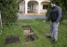 Francisco Javier Nieto, de Bodegas Romale, señala una de las arquetas levantadas para sustraer el cable de cobre.