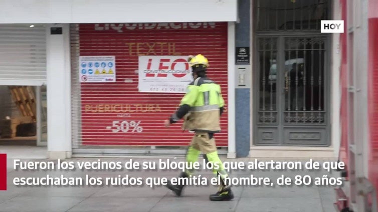 Los bomberos rescatan a un hombre atrapado en su domicilio en San Pedro de Alcántara de Cáceres