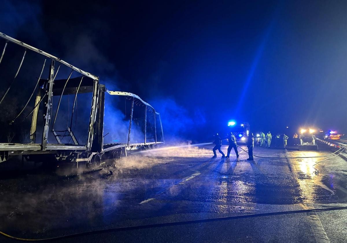 Bomberos de la Diputación de Badajoz apagando el camión accidentado en la A-66, a la altura de Monesterio.