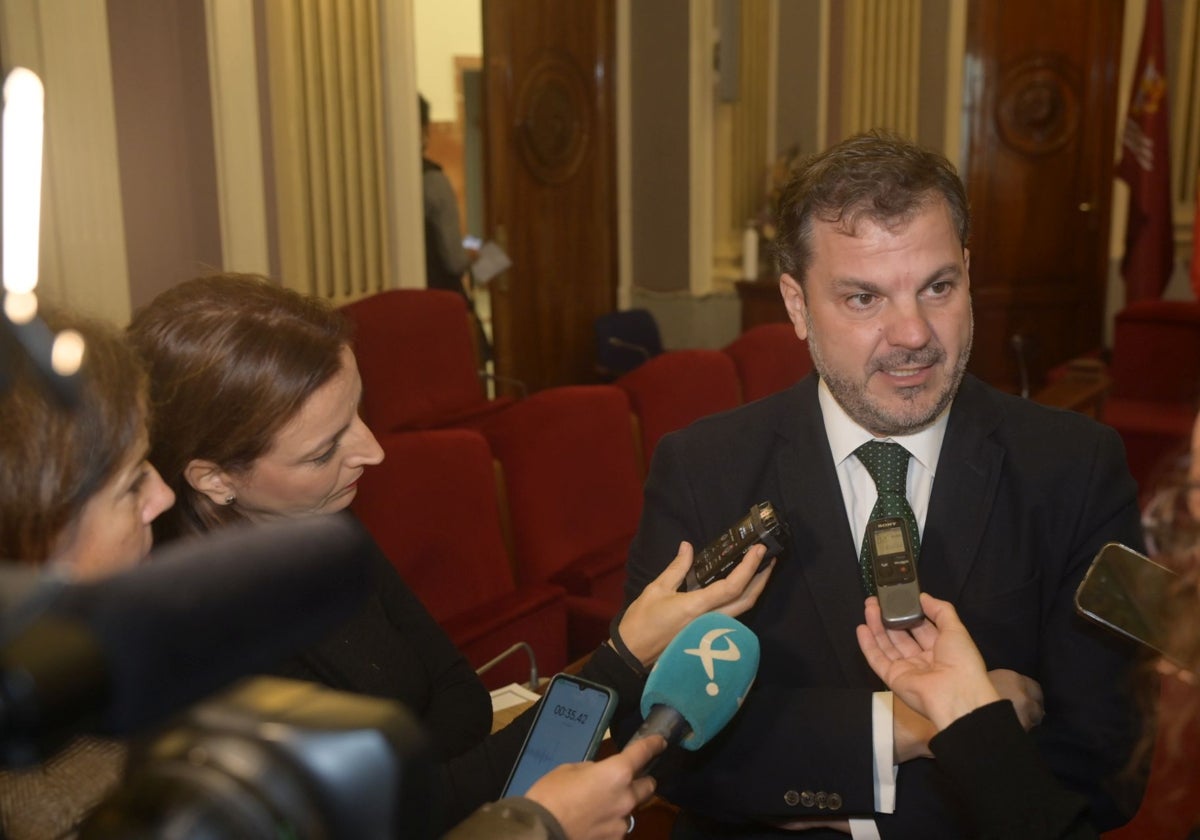 El concejal de Hacienda, Javier Gijón, atiende a los medios de comunicación en una imagen de archivo.