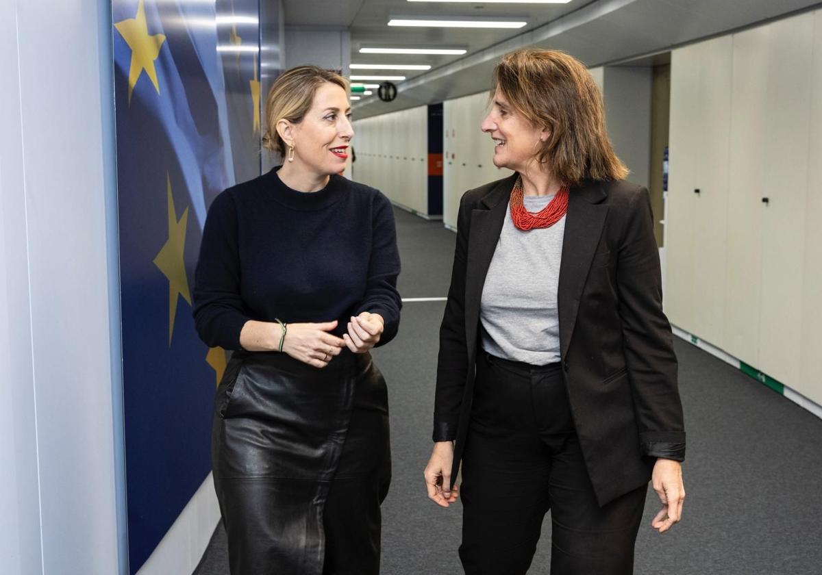 María Guardiola y Teresa Ribera, este miércoles, en Bruselas en una imagen facilitada por la Junta.