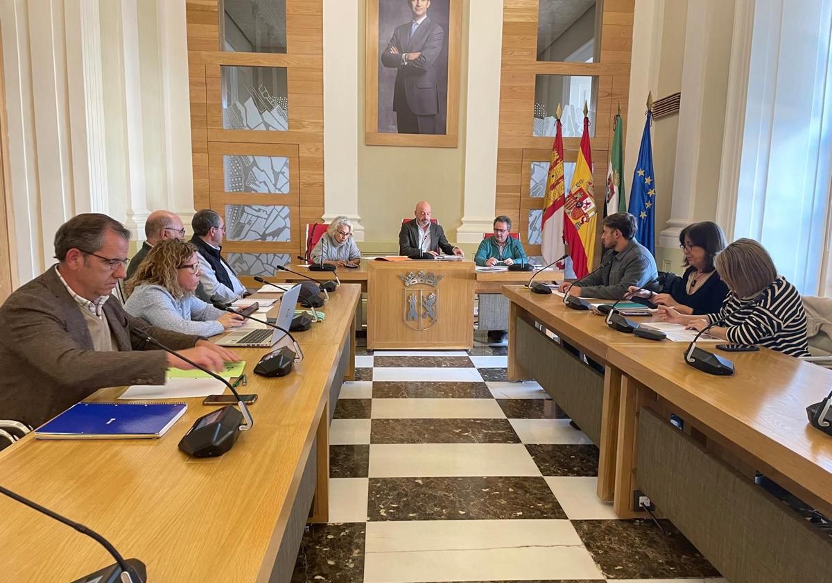 Imagen de la reunión de este miércoles de la Mesa del Transporte del Ayuntamiento de Cáceres.