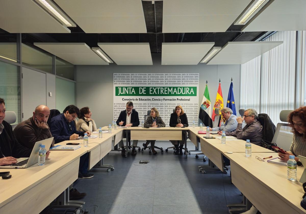 Mesa de negociación entre sindicatos y Junta de Extremadura.