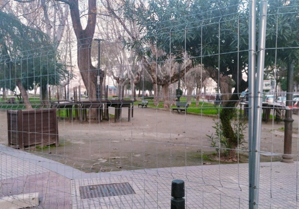 Valla perimetran en el parque Francisco López de Ayala.