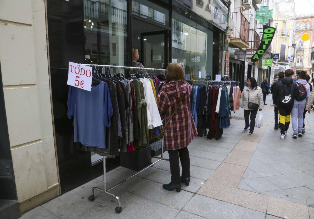 Prendas en la calle con descuento para atraer el consumo.