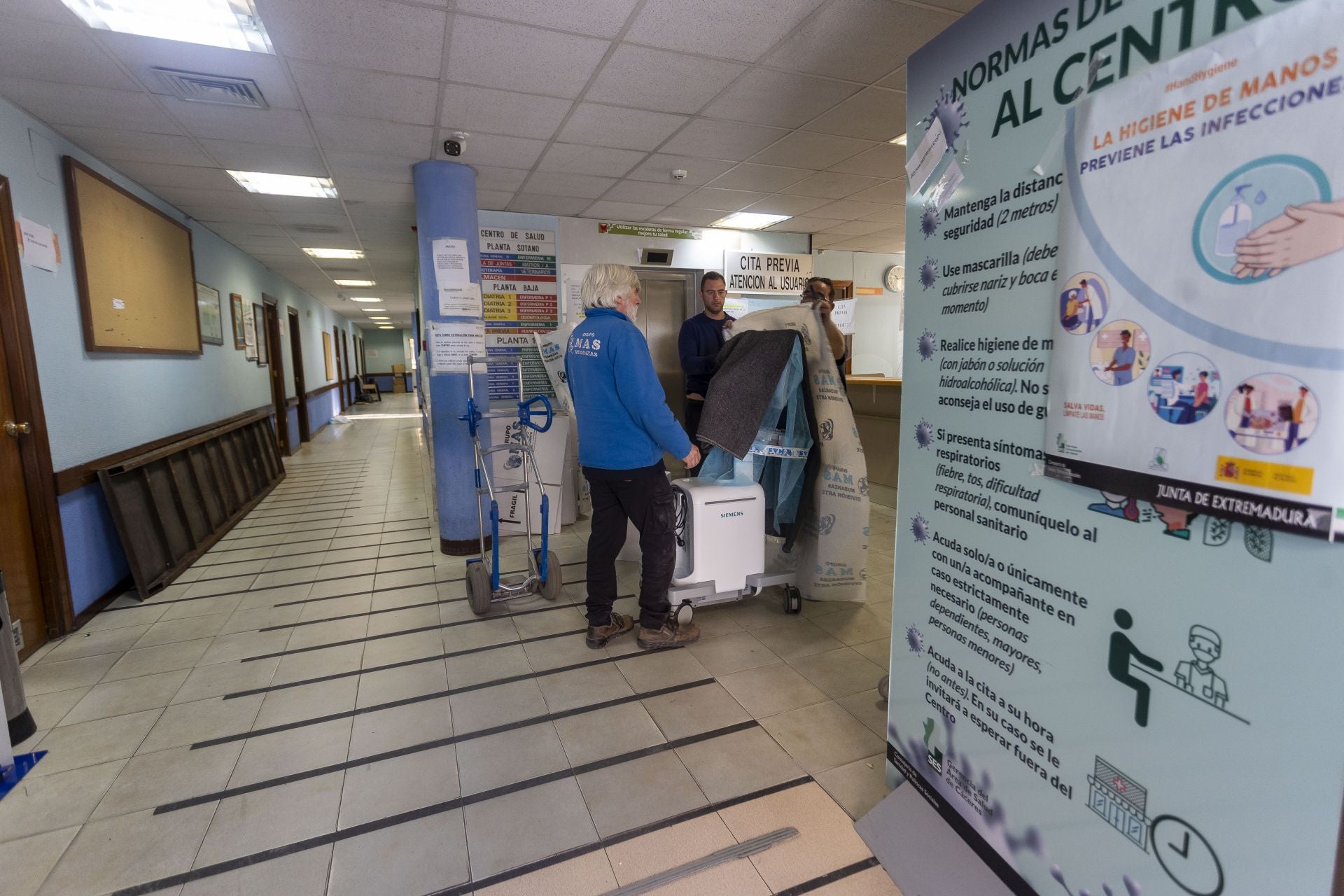 Así se hace el traslado del centro de salud Plaza de Argel al Hospital Provincial