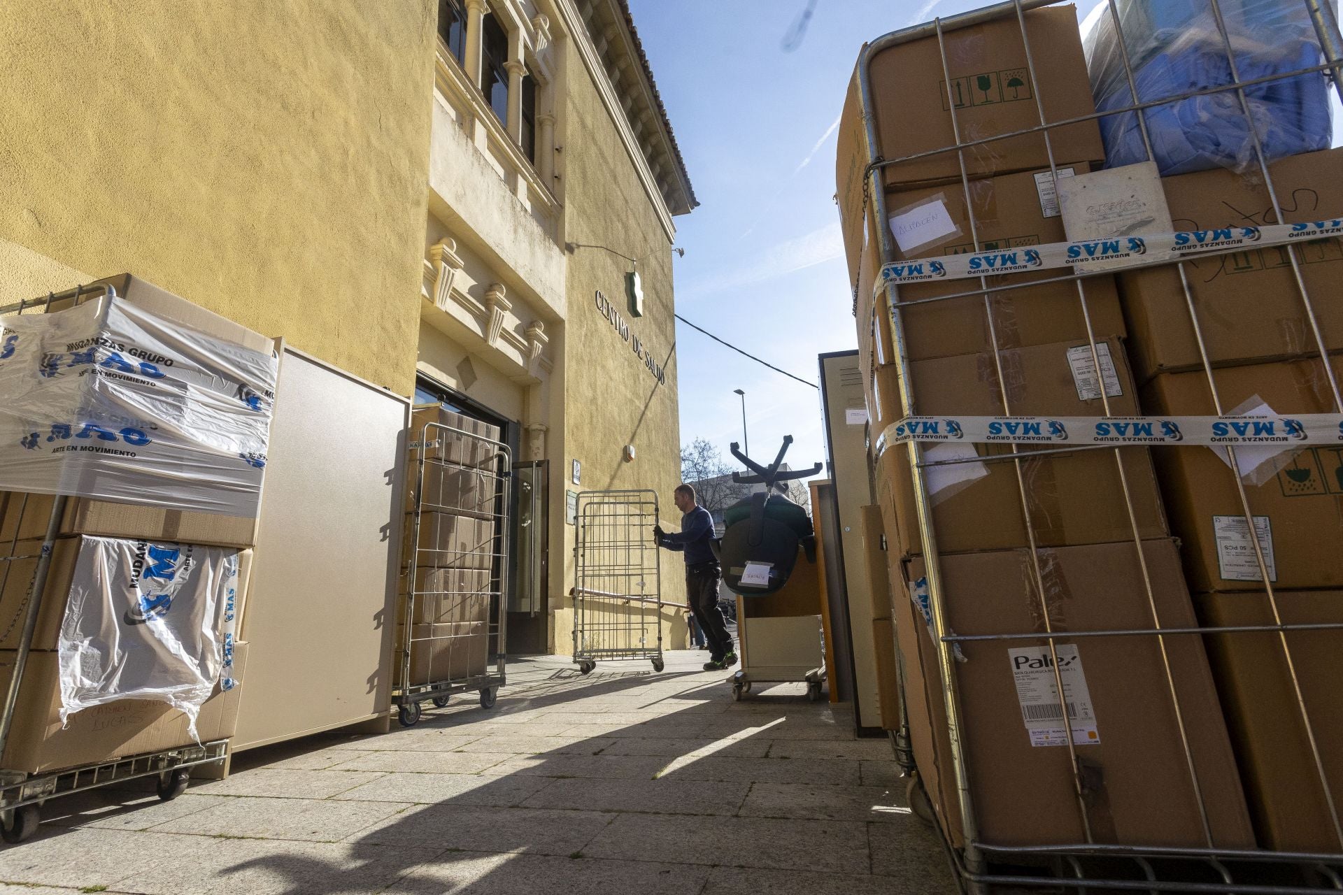 Así se hace el traslado del centro de salud Plaza de Argel al Hospital Provincial