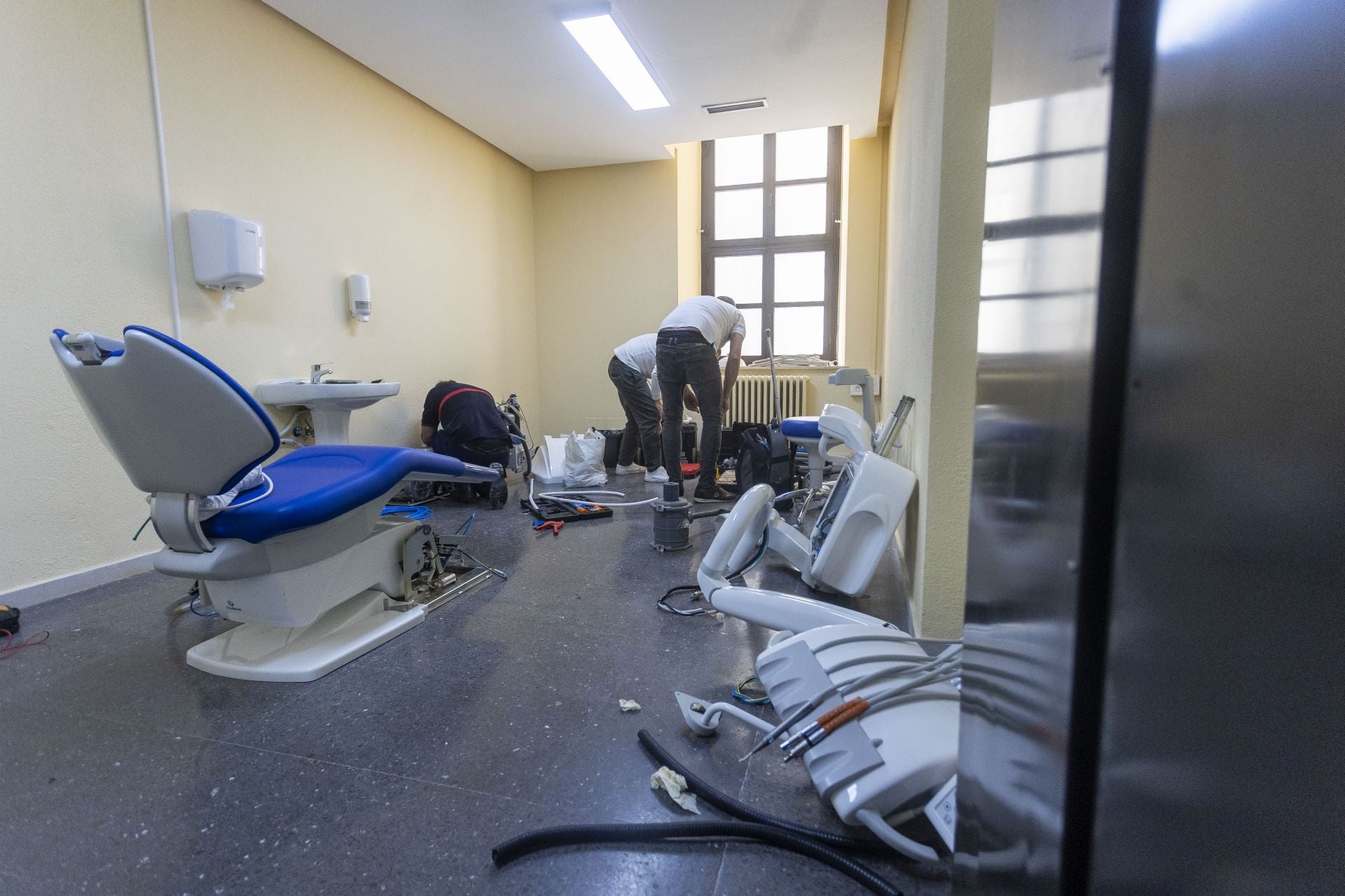 Así se hace el traslado del centro de salud Plaza de Argel al Hospital Provincial