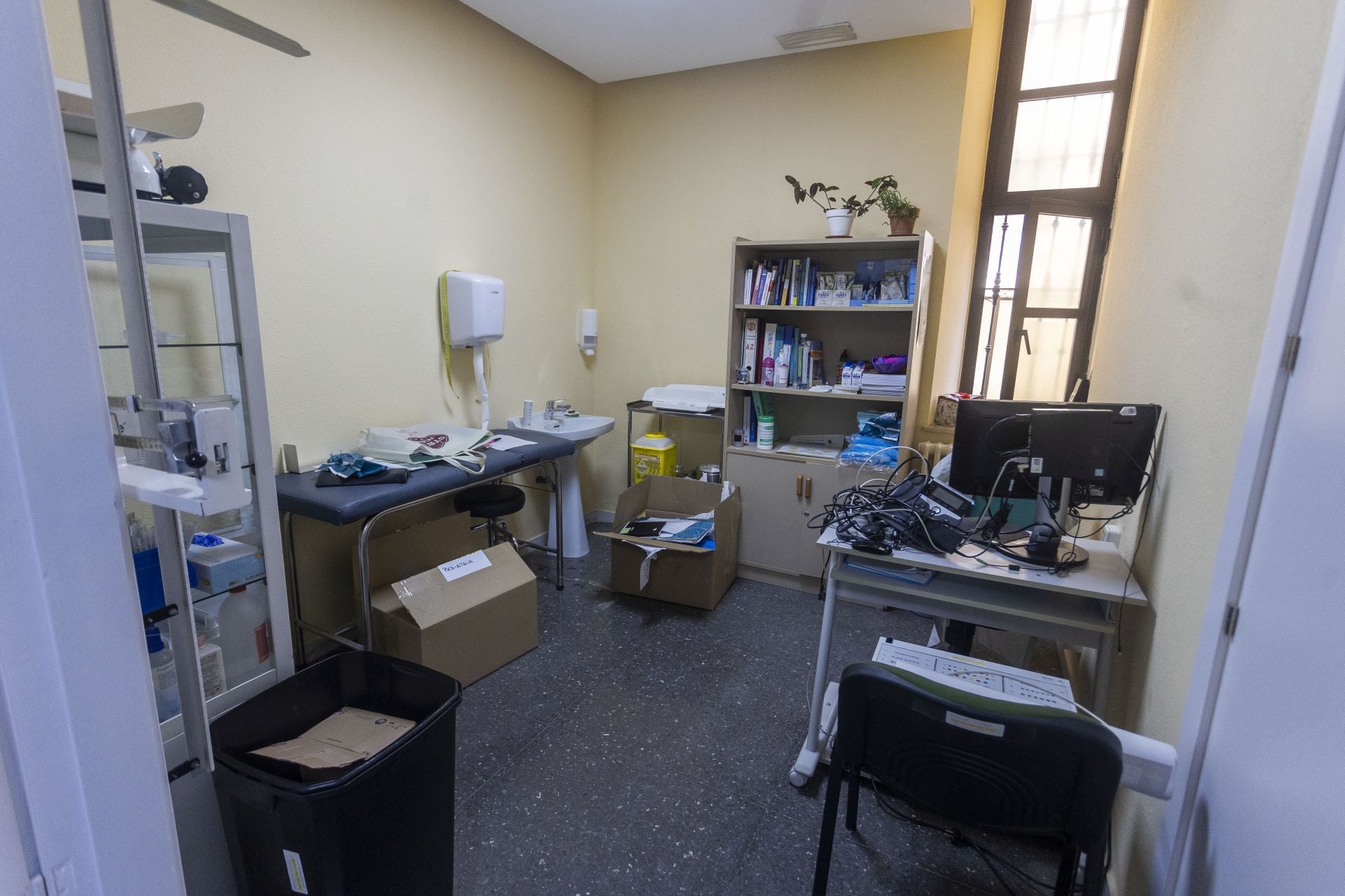 Así se hace el traslado del centro de salud Plaza de Argel al Hospital Provincial