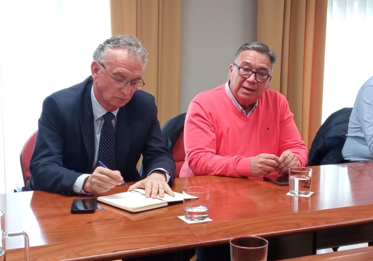 Quintana toma nota durante la intervención del alcalde de Almendralejo, José María Ramírez, este miércoles en una reunión en la Delegación del Gobierno con empresarios almendralejenses.