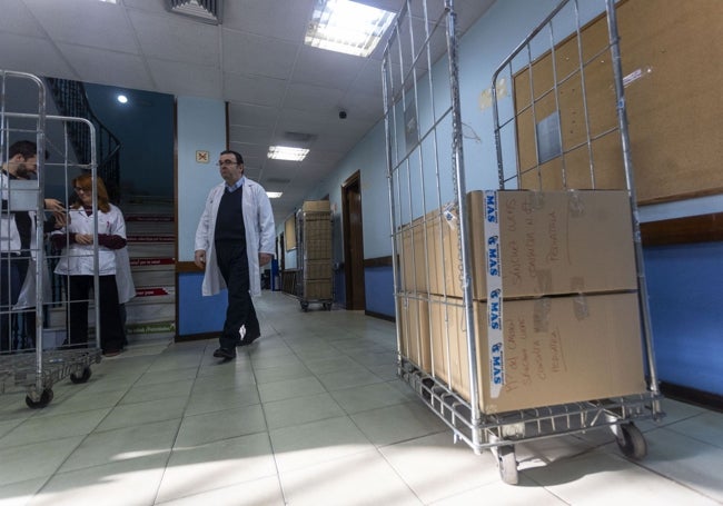 Cajas de mudanza en el interior de las instalaciones del centro de salud Plaza de Argel de Cáceres.