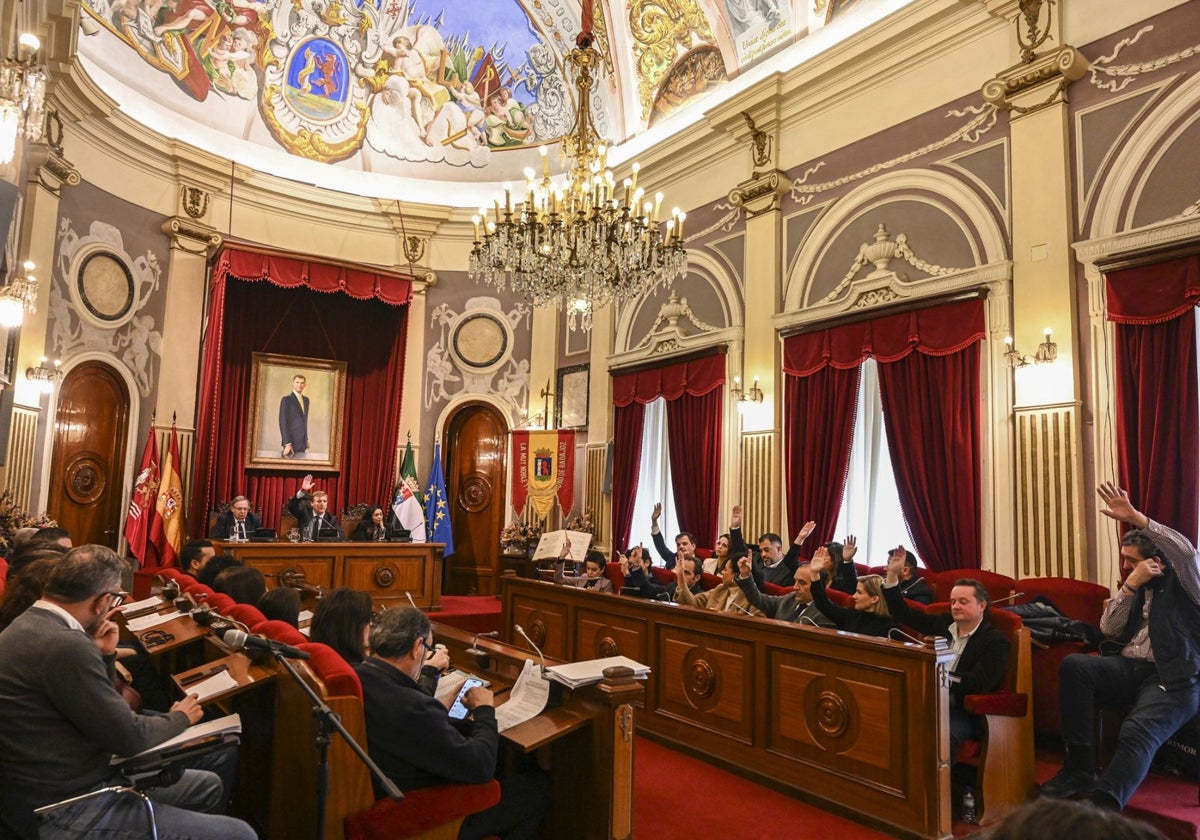 Ediles del PP votan a favor de la nueva tasa de basura ante la negativa del resto de concejales de la oposición.