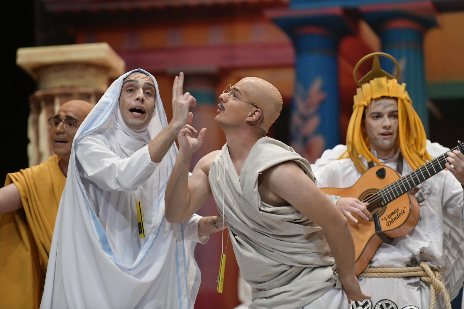 Actuación de la murga Los escusaos el segundo día de preliminares del Concurso de Murgas del Carnaval de Badajoz 2025. 