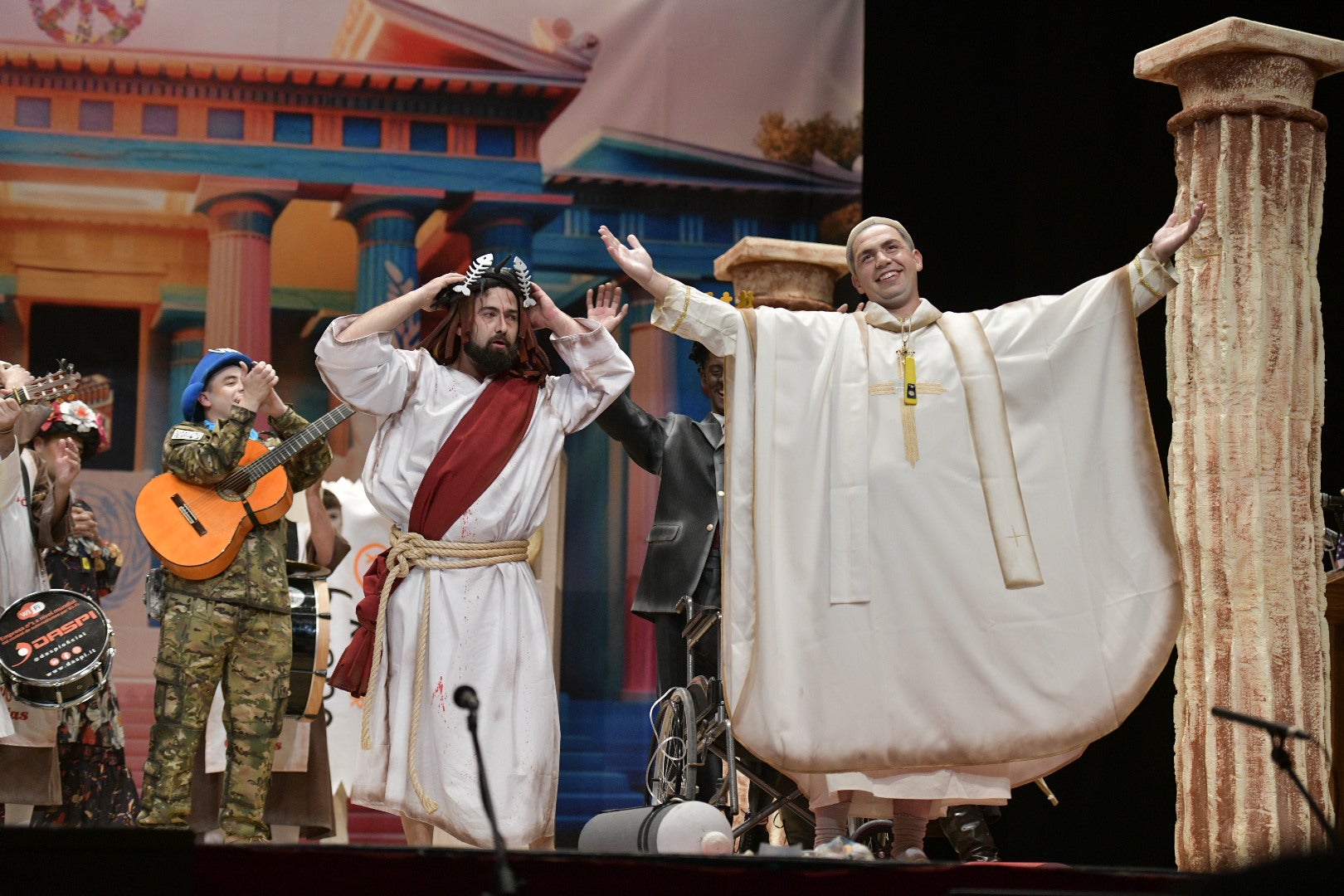 Actuación de la murga Los escusaos el segundo día de preliminares del Concurso de Murgas del Carnaval de Badajoz 2025. 