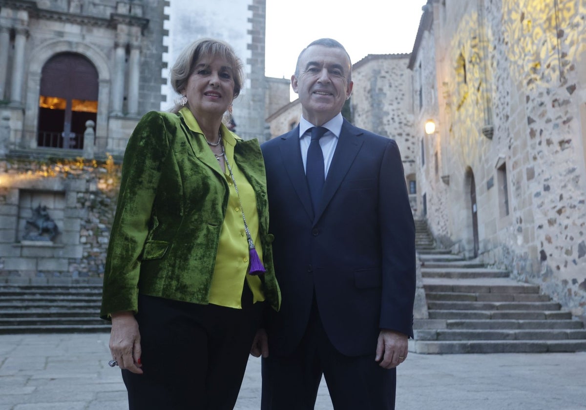 Lorenzo Silva, ayer junto a la presidenta de la Fundación Mercedes Calles, Maritina Guisado.