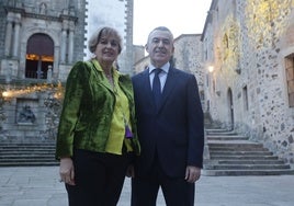 Lorenzo Silva, ayer junto a la presidenta de la Fundación Mercedes Calles, Maritina Guisado.