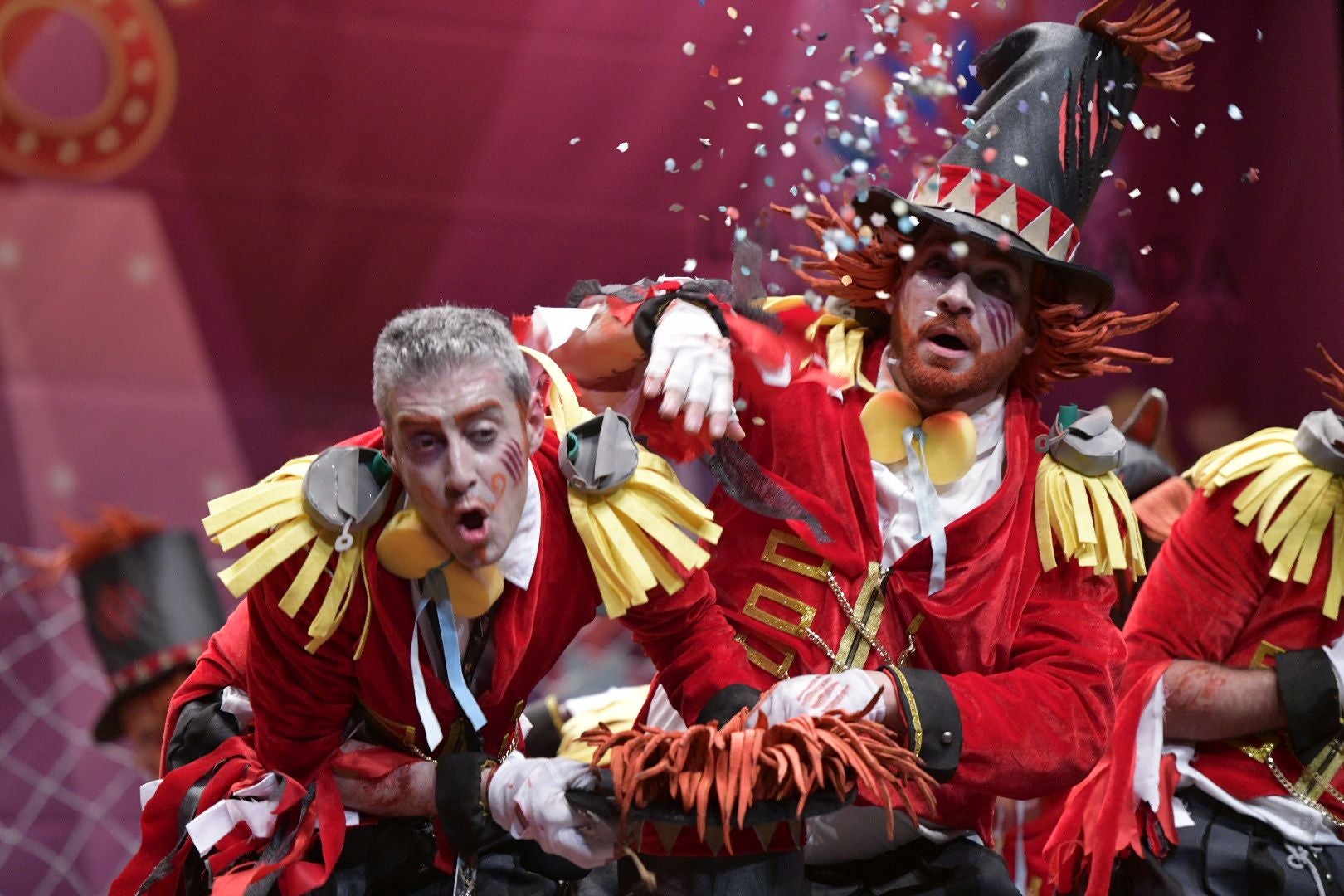 Actuación de la murga La Mascarada el tercer día de preliminares del Concurso de Murgas del Carnaval de Badajoz 2025. 