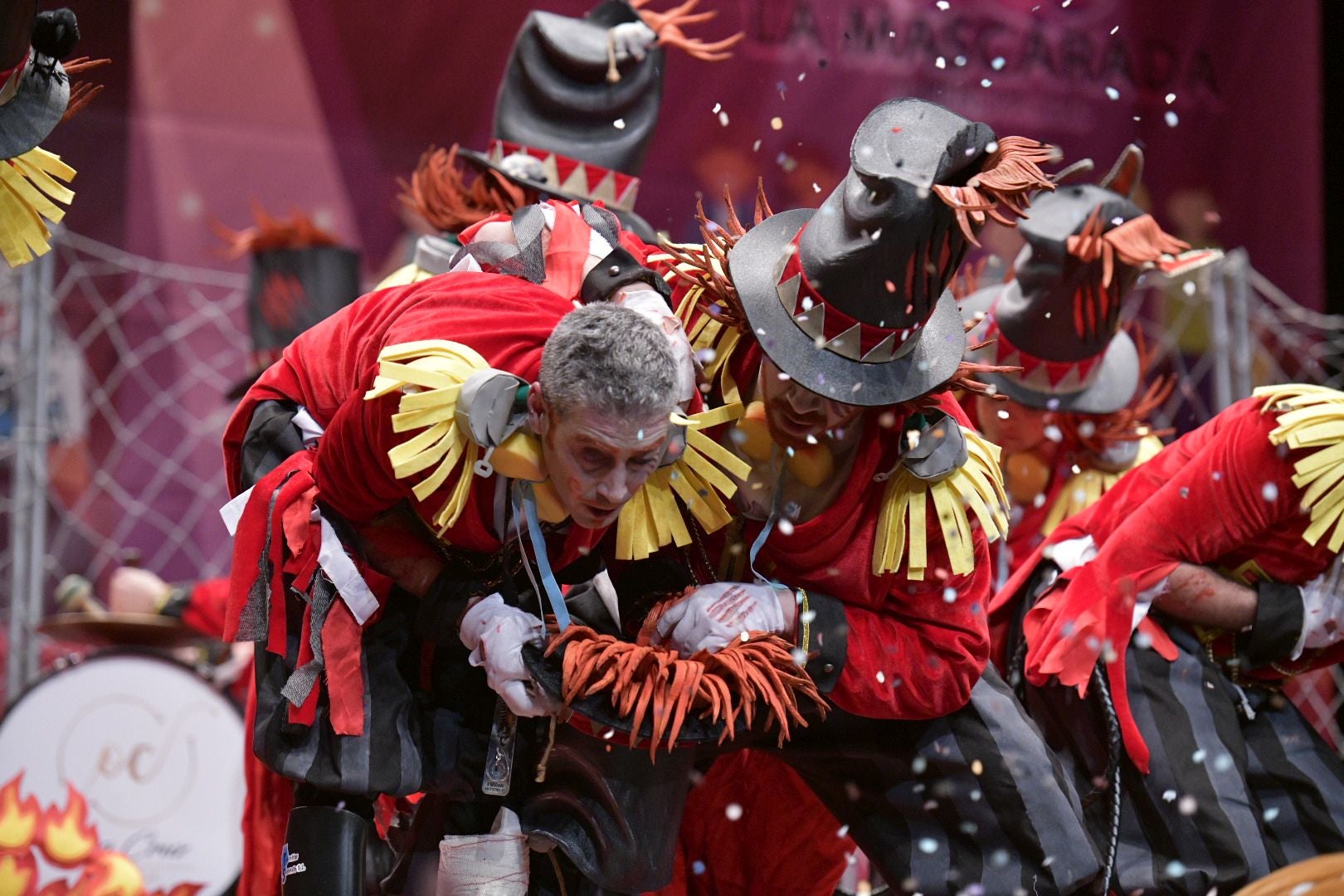 Actuación de la murga La Mascarada el tercer día de preliminares del Concurso de Murgas del Carnaval de Badajoz 2025. 