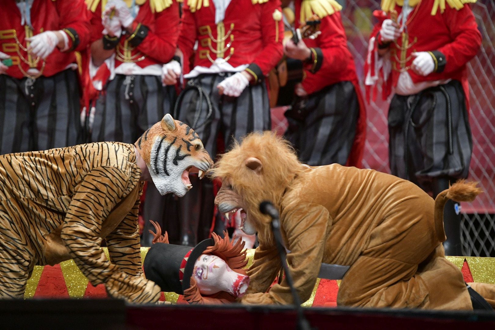 Actuación de la murga La Mascarada el tercer día de preliminares del Concurso de Murgas del Carnaval de Badajoz 2025. 