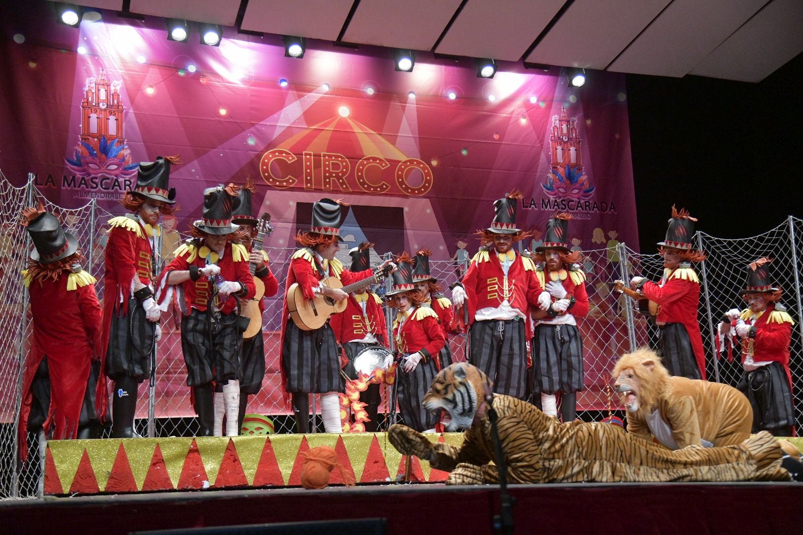 Actuación de la murga La Mascarada el tercer día de preliminares del Concurso de Murgas del Carnaval de Badajoz 2025. 