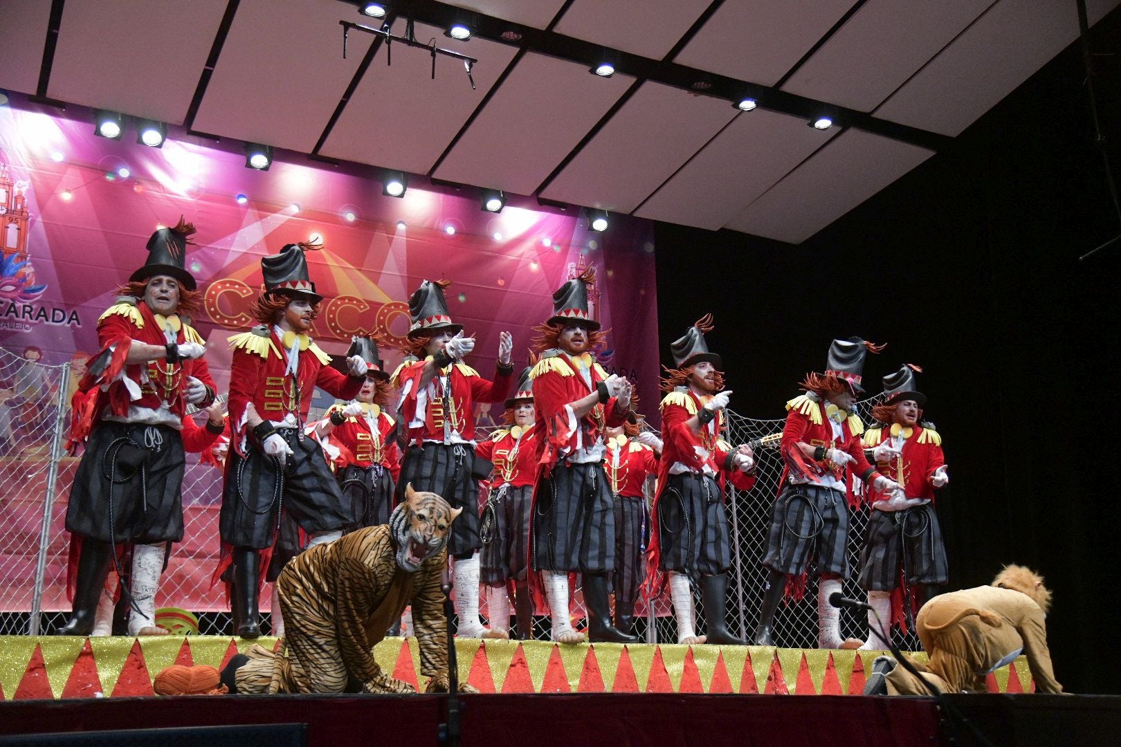 Actuación de la murga La Mascarada el tercer día de preliminares del Concurso de Murgas del Carnaval de Badajoz 2025. 