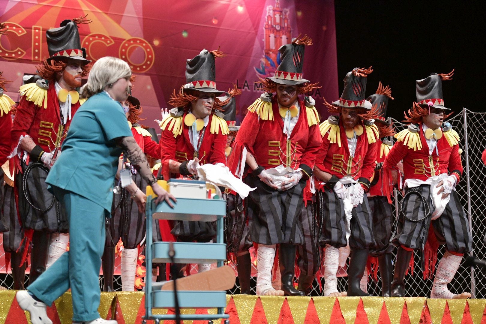 Actuación de la murga La Mascarada el tercer día de preliminares del Concurso de Murgas del Carnaval de Badajoz 2025. 