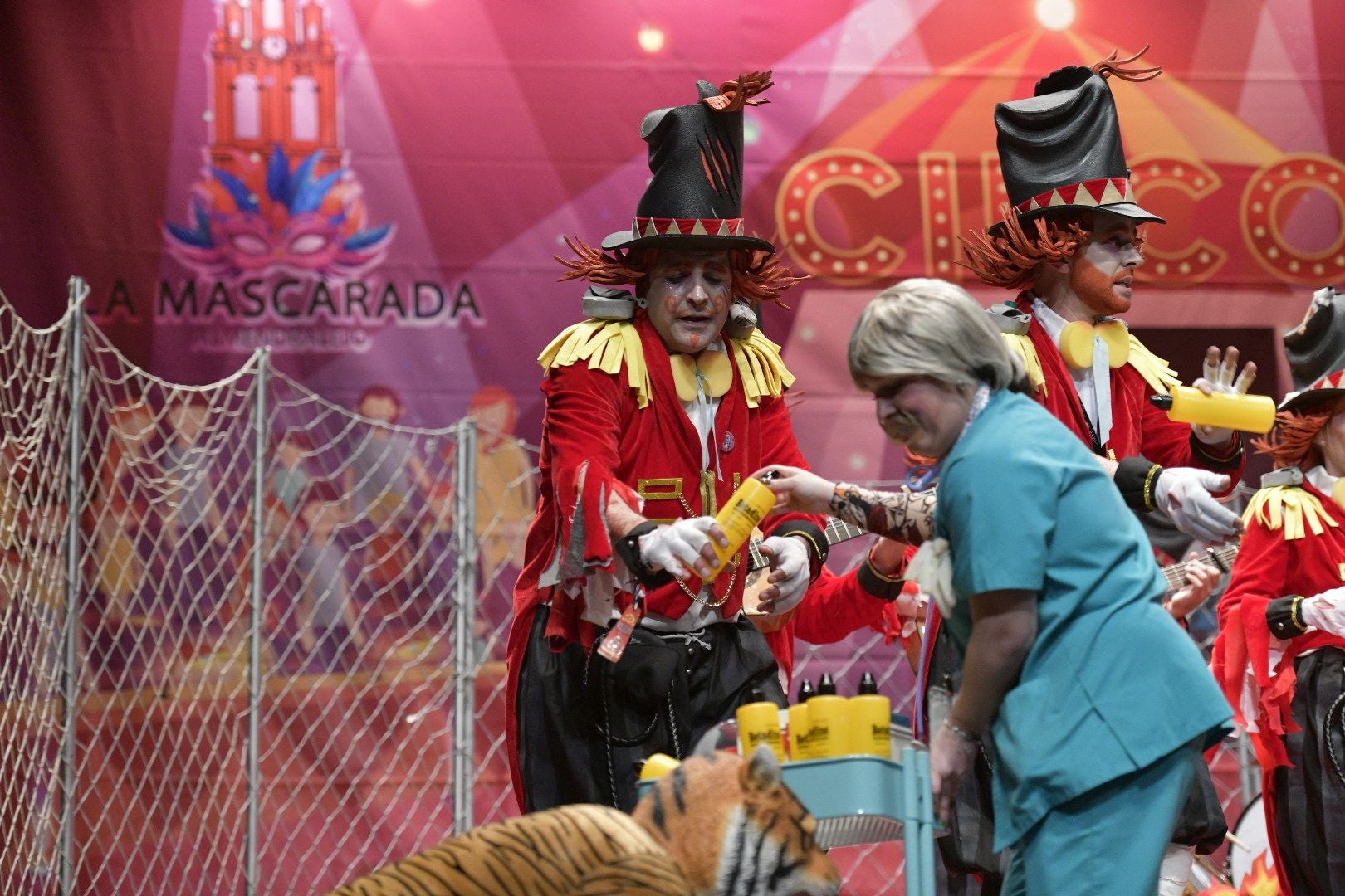 Actuación de la murga La Mascarada el tercer día de preliminares del Concurso de Murgas del Carnaval de Badajoz 2025. 