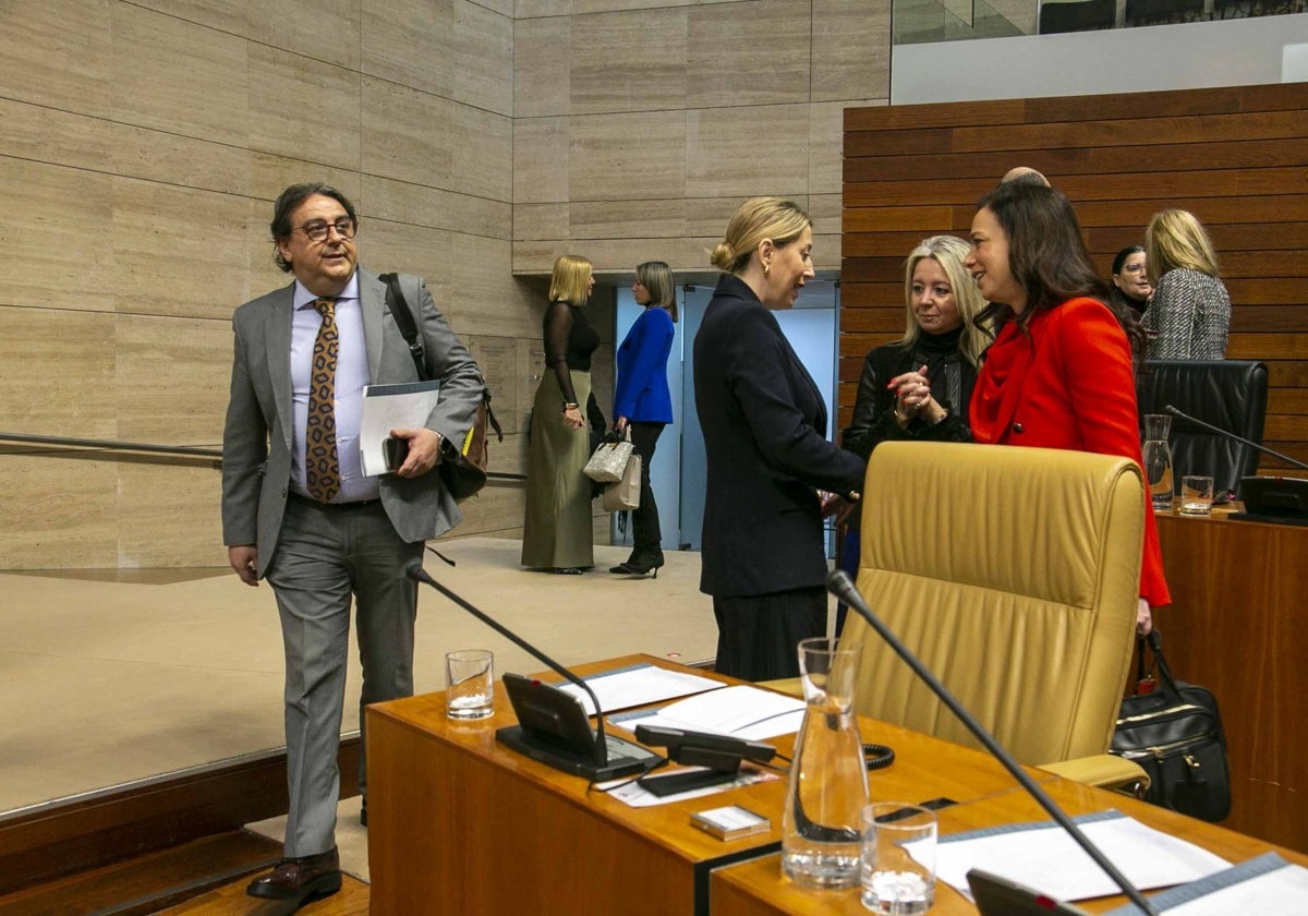 José María Vergeles, presidente del Grupo Socialista, pasa junto a la presidenta de la Junta, María Guardiola, en el último pleno.