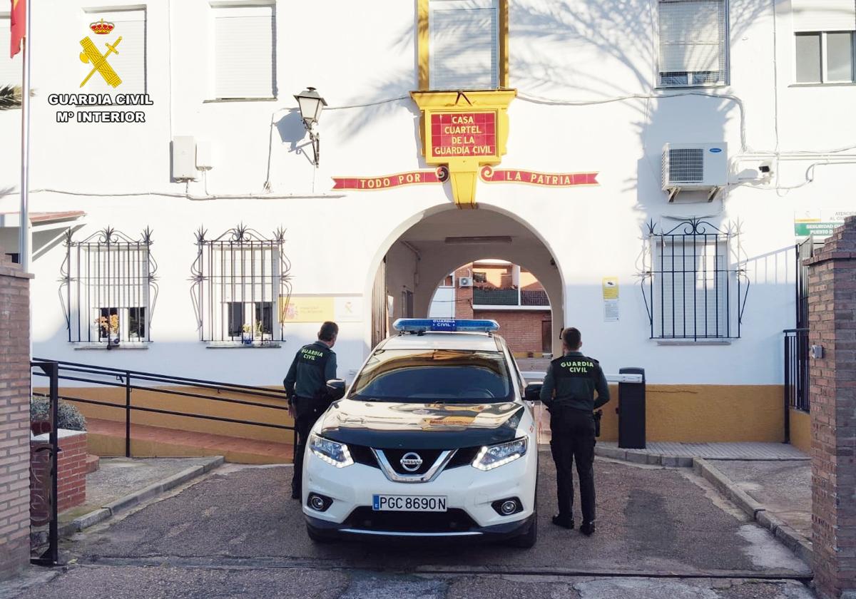 Agentes en la Casa Cuartel de la Guardia Civil de Llerena.