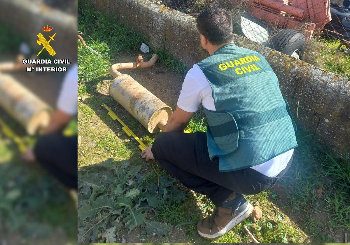 Un agente muestra una de las piezas recuperadas.