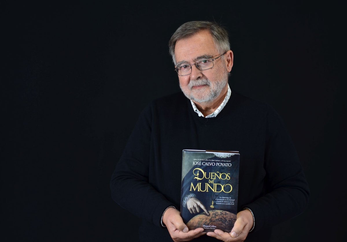 José Calvo Poyato (Cabra, 1951), con su última novela, 'Dueños del mundo', presentada esta semana.