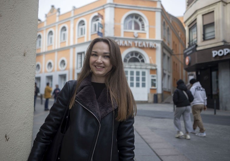 Yuliia, con la calle San Antón de Cáceres al fondo, antes de entrar a trabajar.