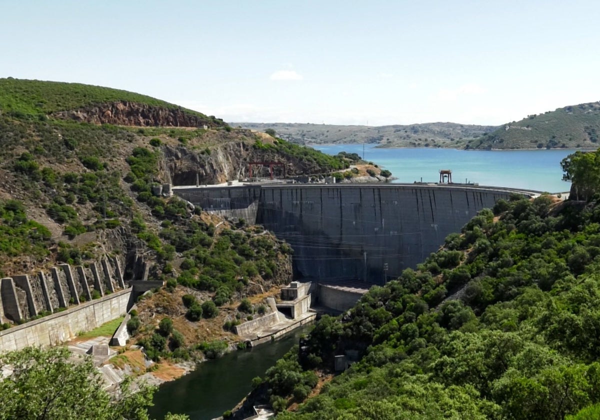 Panorámica del embalse de Valdecañas, donde ya está activada una central de bombeo reversible para producir energía.