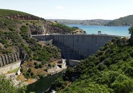 Panorámica del embalse de Valdecañas, donde ya está activada una central de bombeo reversible para producir energía.