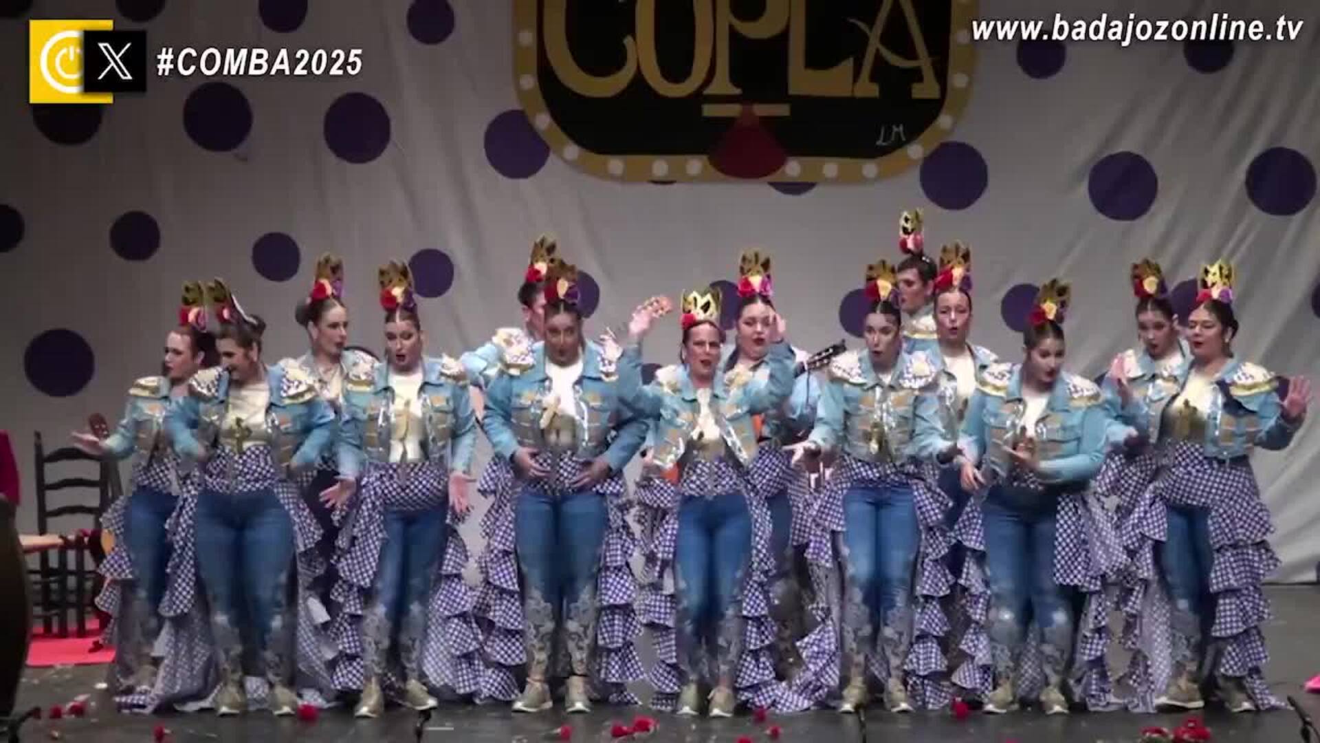 Actuación de las Murguer Queen el último día de preliminares del Concurso de Murgas del Carnaval de Badajoz