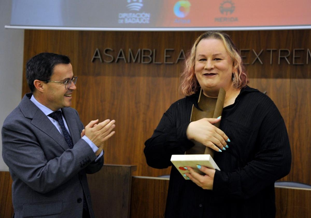 Alana S. Portero ha recibido en la Asamblea el Premio Dulce Chacón de manos del presidente de la Diputación de Badajoz, Miguel Ángel Gallardo.