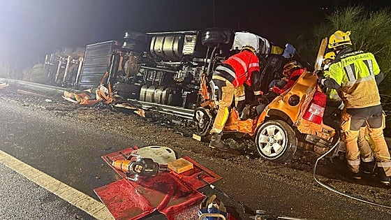 Dos jóvenes cacereños mueren en un choque frontal con un camión en la N-432, cerca de Berlanga