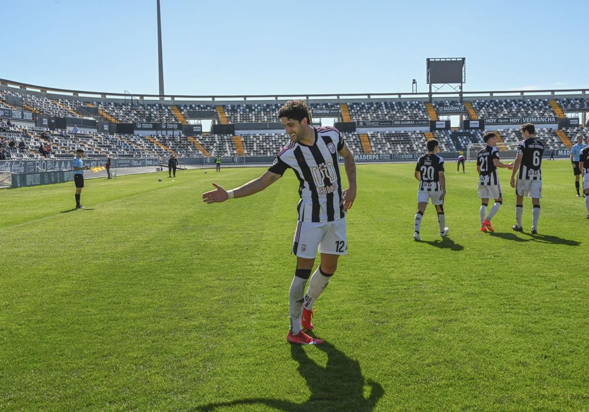 El Badajoz gana con solvencia y escala en la zona de playoff