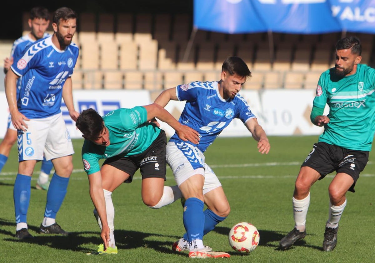 Acción del duelo entre el Xerez Deportivo y el Villanovense disputado en Chapín.