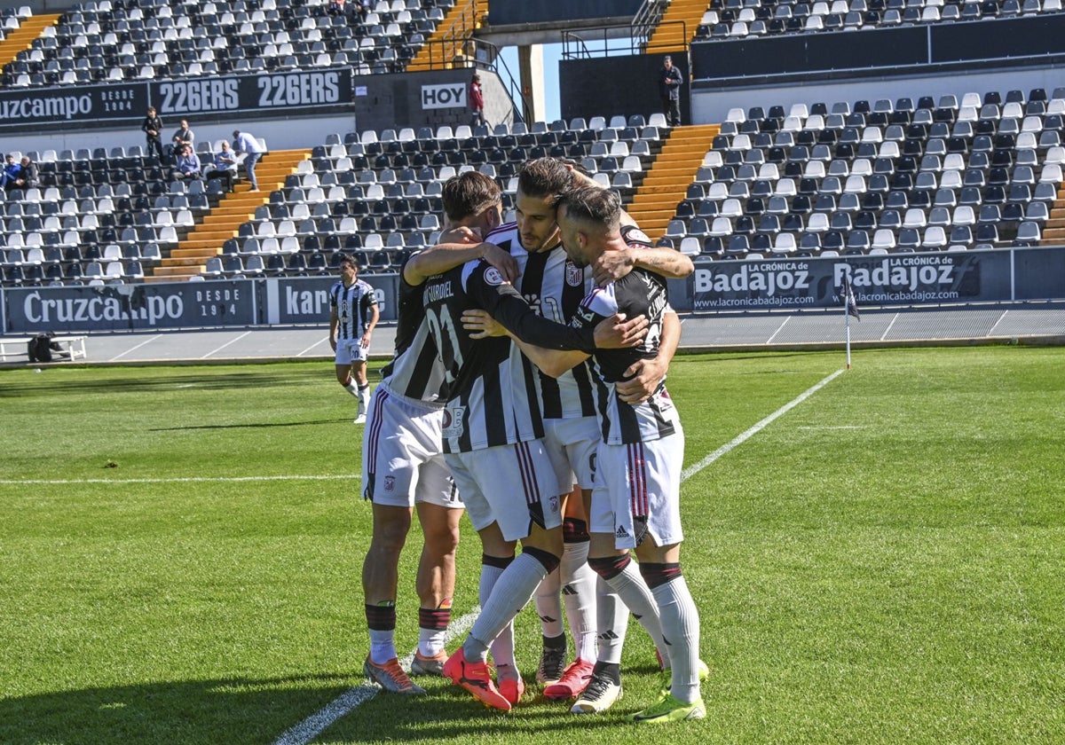 Los jugadores del Badajoz celebran el gol de Álex Alegría ante el Moralo.