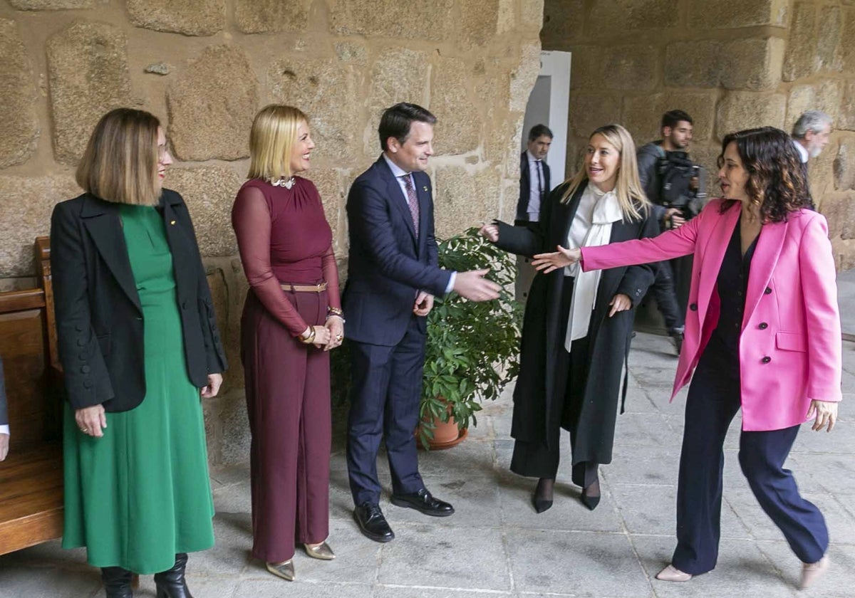 Mercedes Morán (consejera de Agricultura), Elena Manzano (Hacienda) y Abel Bautista (Presidencia), dispuestos a saluda a Ayuso en presencia de Guardiola.