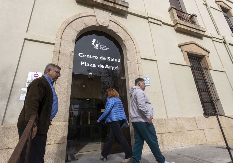 La puerta principal del Hospital Provincial ha reabierto este lunes para dar acceso a los pacientes del centro de salud Plaza de Argel.