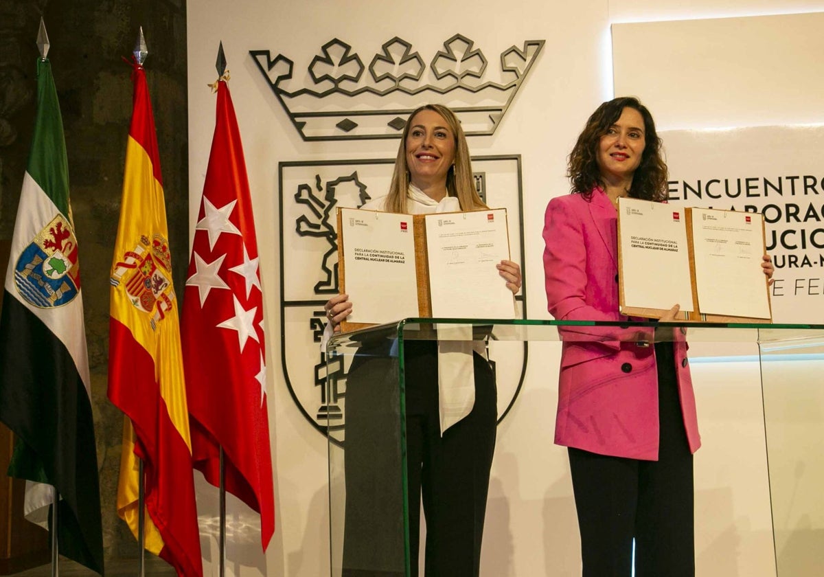 La presidenta extremeña, María Guardiola, y la madrileña, Isabel Díaz Ayuso, exhiben la declaración institucional sobre Almaraz.